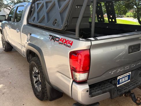 Used 2016 Toyota Tacoma TRD Off-Road w/ Premium & Technology Package AWD/4WD image 10