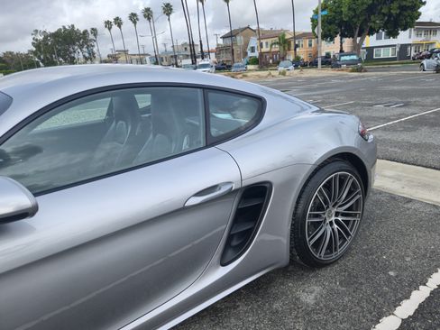 Used 2019 Porsche 718 Cayman image 2