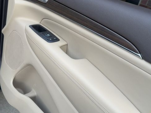 Used 2018 Jeep Grand Cherokee Overland image 6