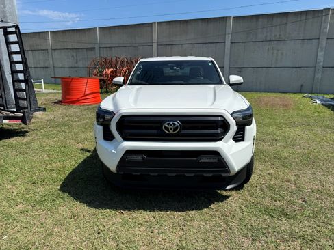 Used 2025 Toyota Tacoma SR5 image 2
