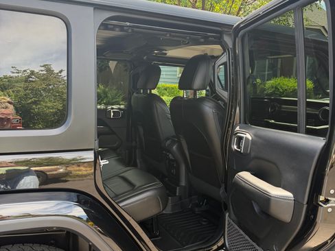 Used 2018 Jeep Wrangler Unlimited Sahara AWD/4WD image 18
