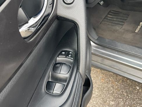 Used 2015 Nissan Rogue SV image 11