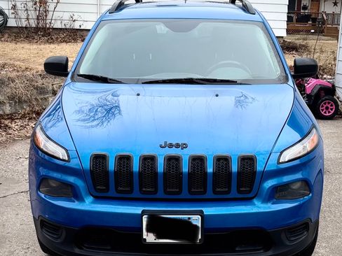 Used 2017 Jeep Cherokee Sport image 2