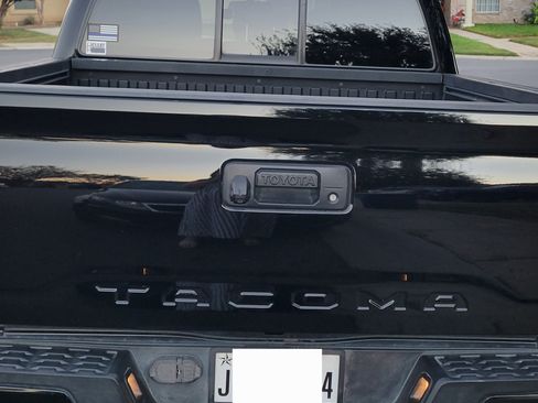 Used 2016 Toyota Tacoma TRD Sport image 6