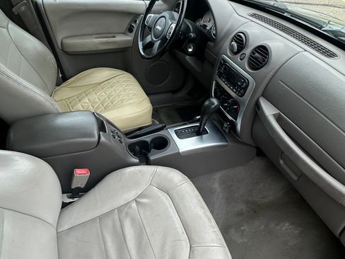 Used 2004 Jeep Liberty Limited w/ Security Group image 10