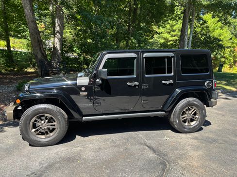 Used 2017 Jeep Wrangler Unlimited Sahara image 1