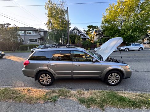 Used 2009 Subaru Outback 2.5i Limited image 2
