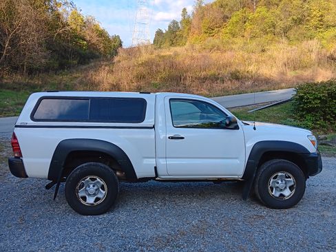 Used 2012 Toyota Tacoma 4x4 Regular Cab image 2
