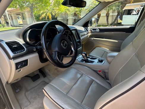 Used 2017 Jeep Grand Cherokee Overland w/ Jeep Active Safety Group AWD/4WD image 6