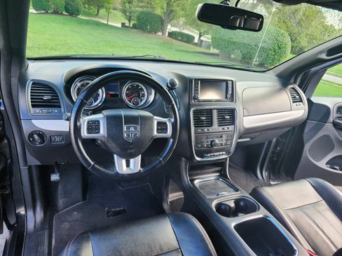 Used 2012 Dodge Grand Caravan R/T w/ Driver Convenience Group image 22