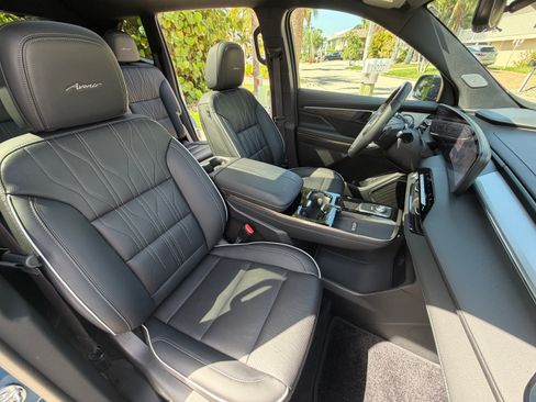 Used 2025 Buick Enclave Avenir w/ Super Cruise Package FWD image 19