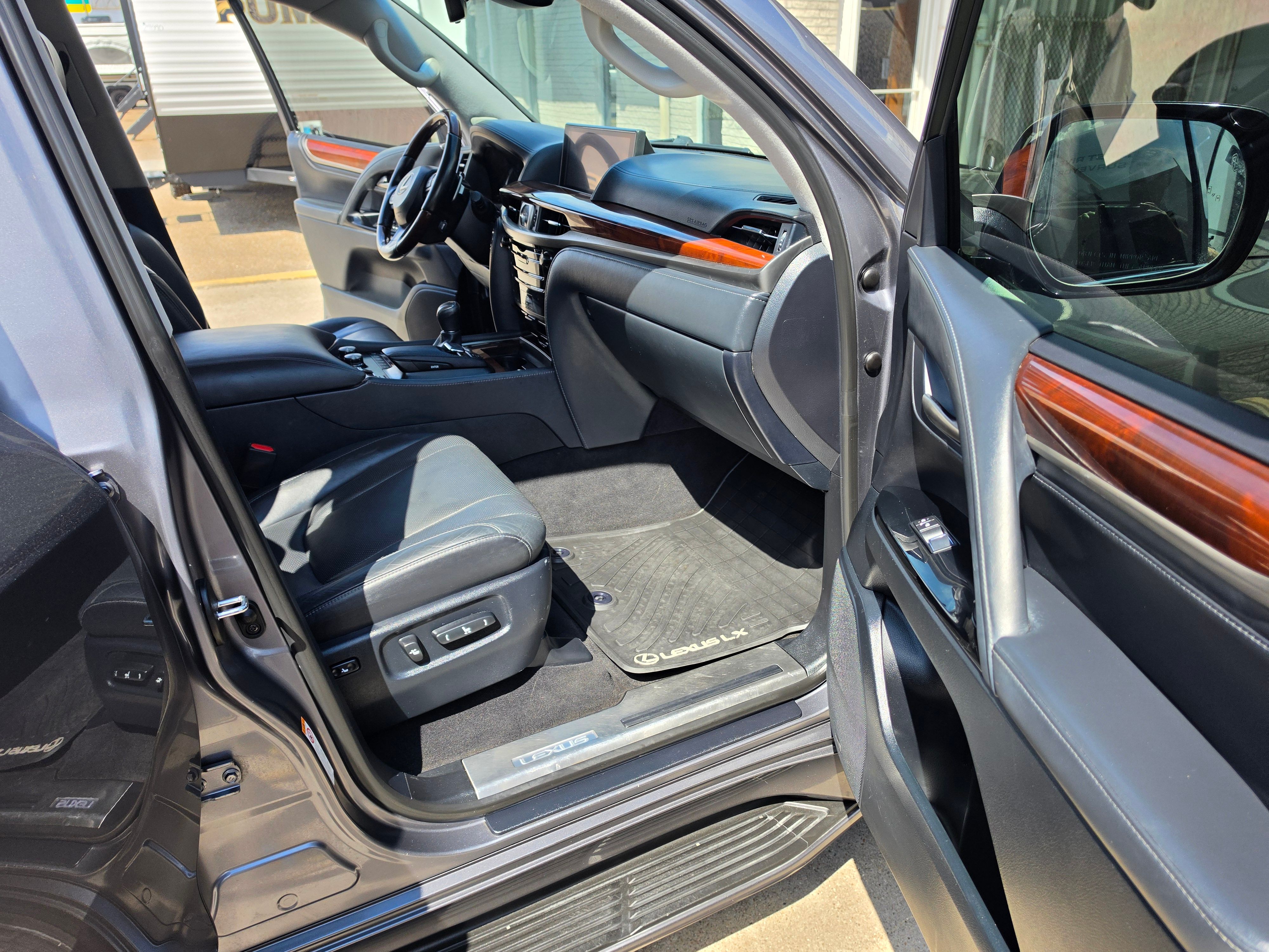 Used 2019 Lexus LX 570 4WD w/ Luxury Package image 19