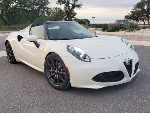 Used 2016 Alfa Romeo 4C Spider image 1