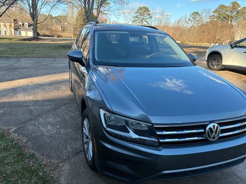 Used 2020 Volkswagen Tiguan S image 4