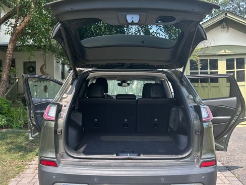 Used 2019 Jeep Cherokee Limited AWD/4WD image 16