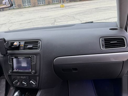 Used 2017 Volkswagen Jetta SE image 19