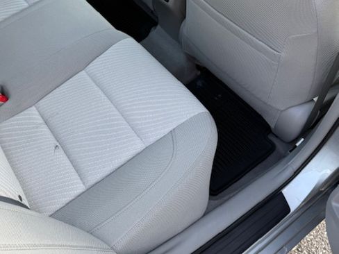 Used 2015 Toyota Camry LE image 10