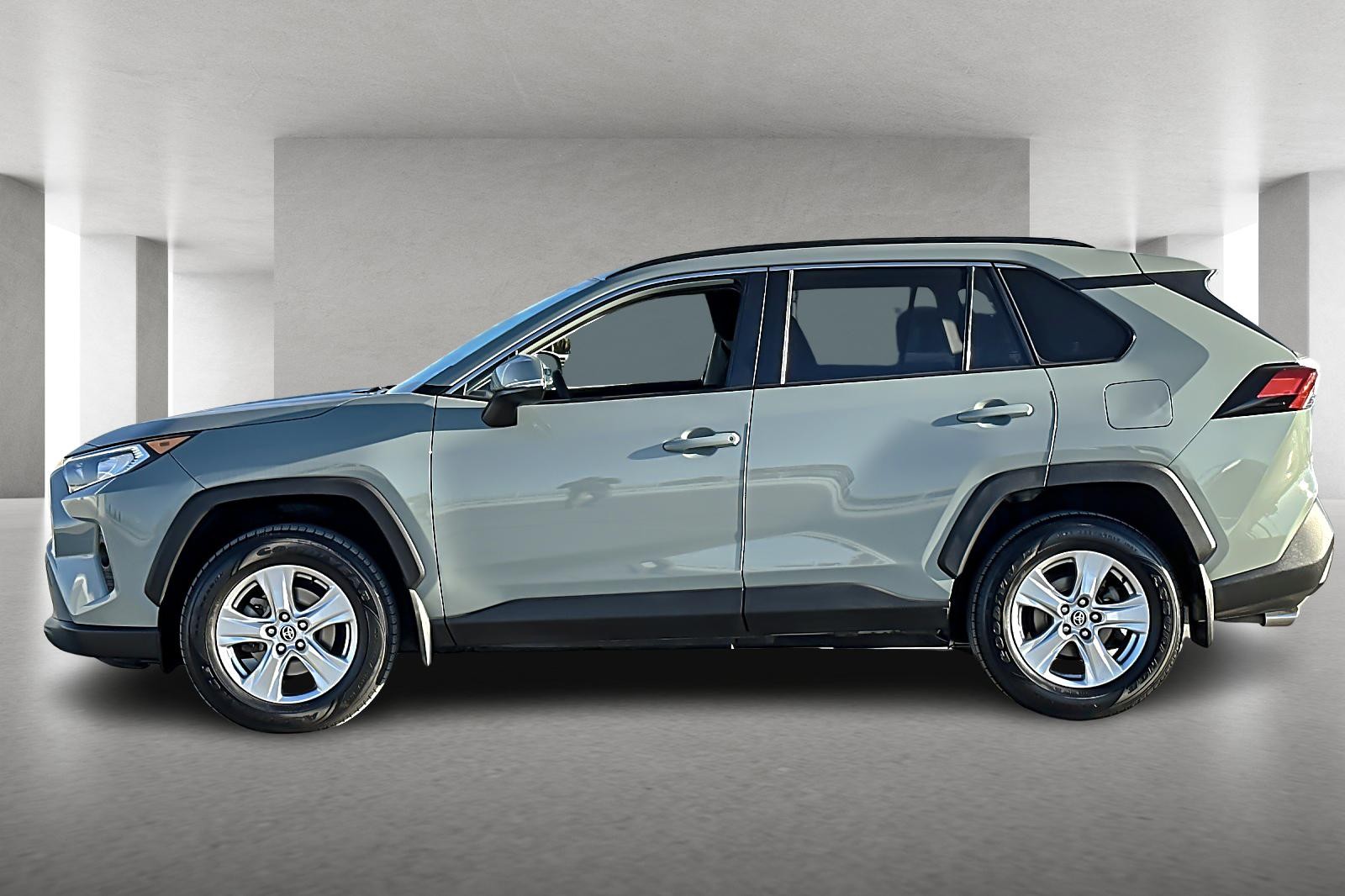Used 2020 Toyota RAV4 XLE w/ Carpet Mat Package FWD image 5