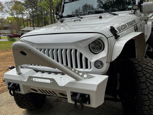 Used 2015 Jeep Wrangler Unlimited Sahara w/ Connectivity Group image 9