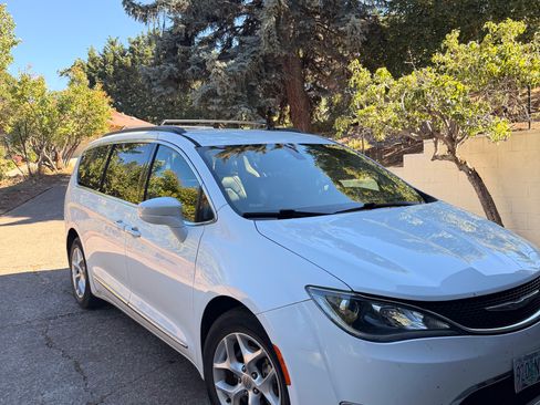 Used 2017 Chrysler Pacifica Touring-L FWD image 1