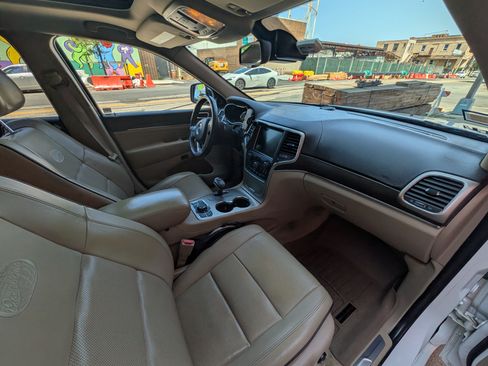 Used 2015 Jeep Grand Cherokee Overland w/ Advanced Technology Group AWD/4WD image 12