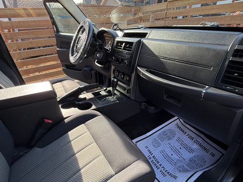 Used 2010 Jeep Liberty Sport image 12