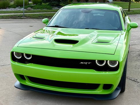 Used 2015 Dodge Challenger SRT Hellcat RWD image 2