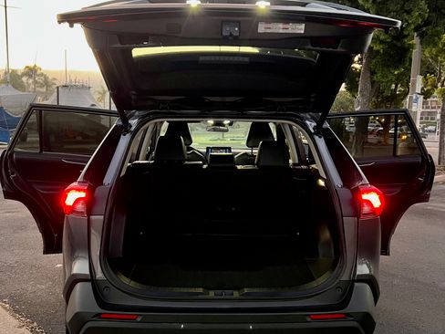 Used 2022 Toyota RAV4 XLE Premium image 9