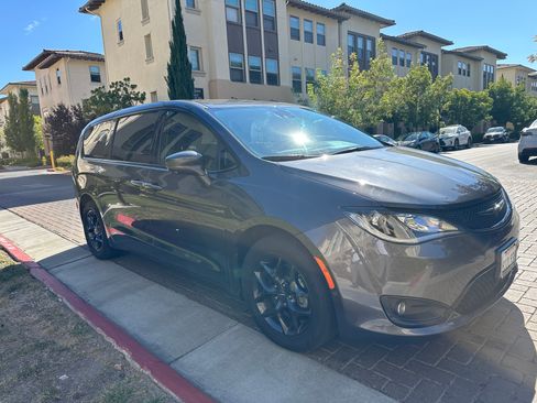 Used 2020 Chrysler Pacifica Touring w/ Advanced Safetytec Group image 6