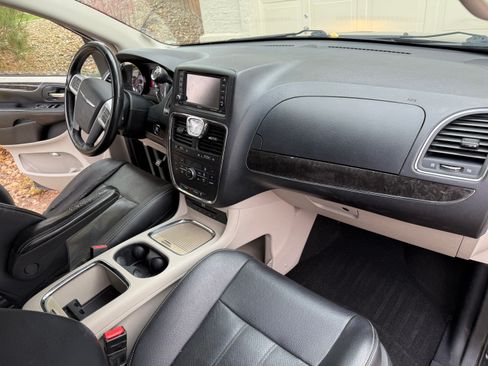 Used 2014 Chrysler Town & Country Touring w/ Driver Convenience Group image 4