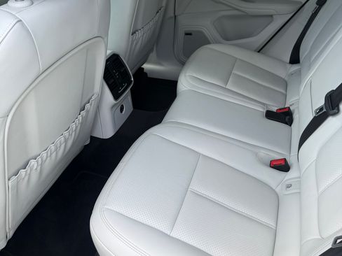 Used 2024 Porsche Macan AWD/4WD image 5