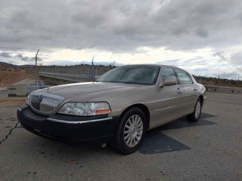 Used 2003 Lincoln Town Car Signature image 20