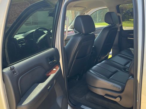 Used 2008 Chevrolet Suburban LT w/ LT Preferred Equipment Group image 9