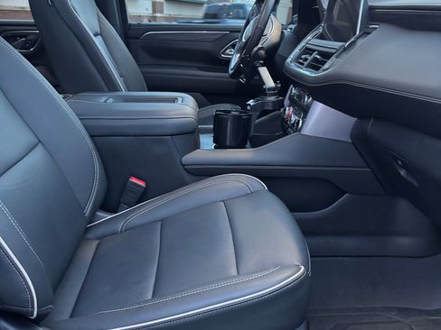 Used 2024 GMC Yukon SLT w/ SLT Premium Package image 16