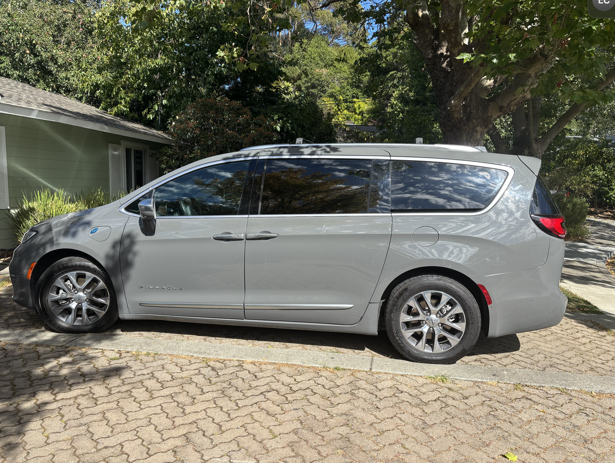 Used 2021 Chrysler Pacifica Pinnacle FWD image 2