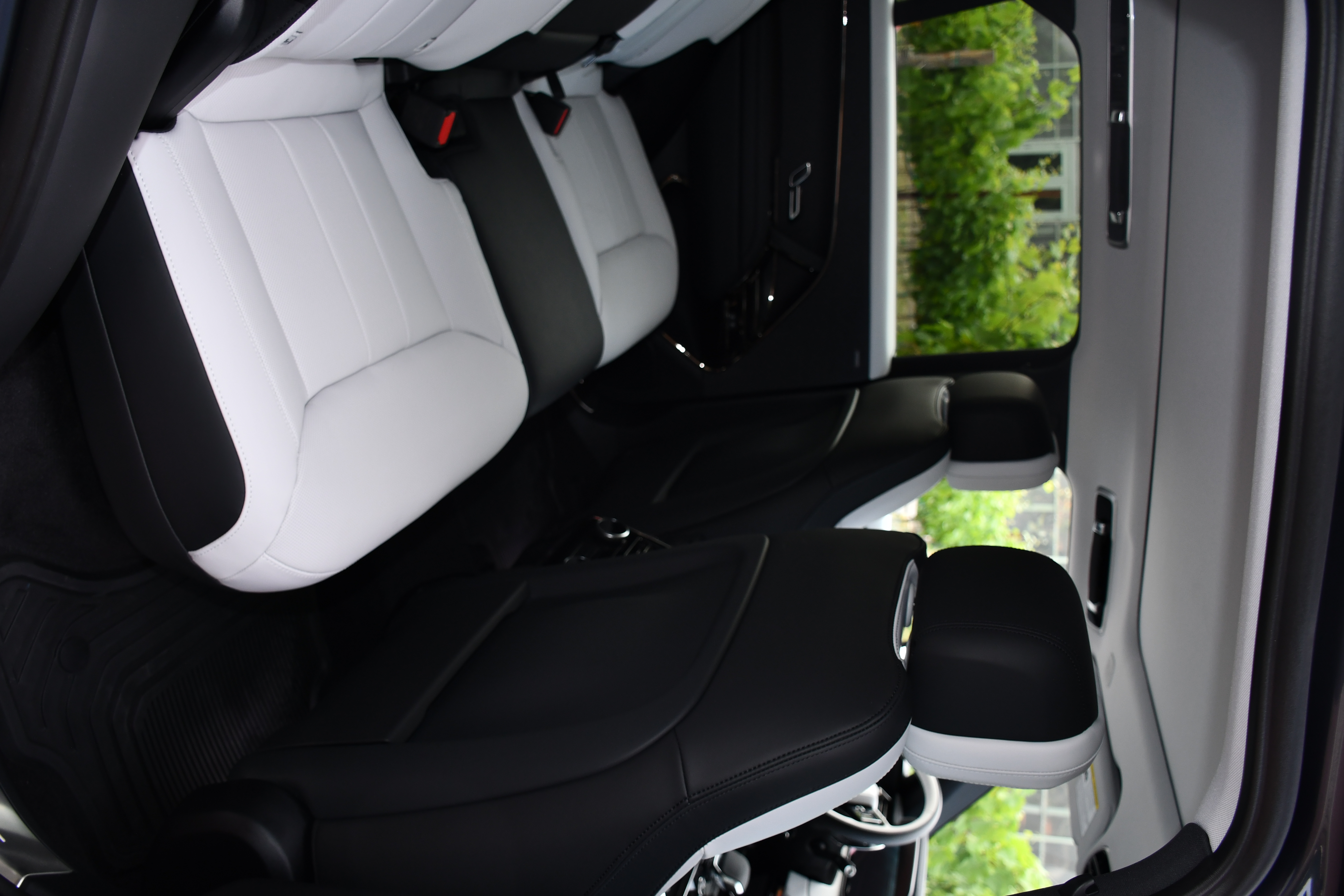 Used 2025 Land Rover Range Rover Sport Dynamic SE AWD/4WD image 9