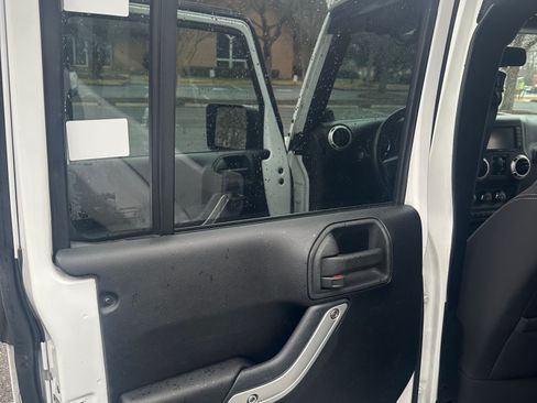 Used 2013 Jeep Wrangler Unlimited Sahara image 16