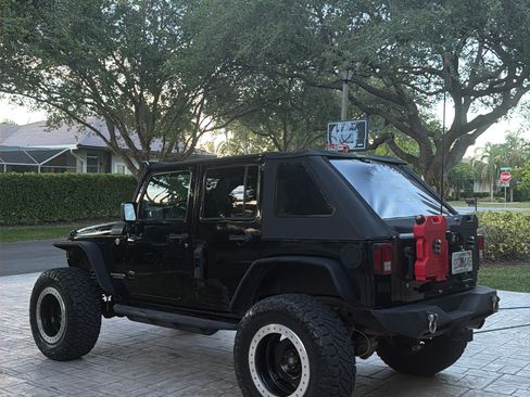 Used 2012 Jeep Wrangler Unlimited Rubicon AWD/4WD image 5