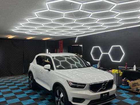 Used 2019 Volvo XC40 T5 Momentum AWD/4WD image 1