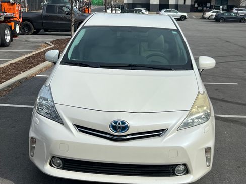 Used 2014 Toyota Prius V Five image 10