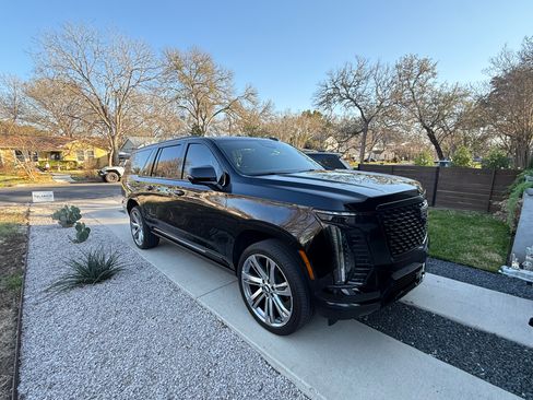 Used 2025 Cadillac Escalade ESV Premium Luxury image 2