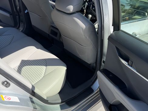 Used 2018 Toyota Camry SE FWD image 16