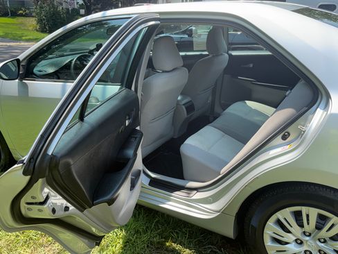 Used 2014 Toyota Camry FWD image 13