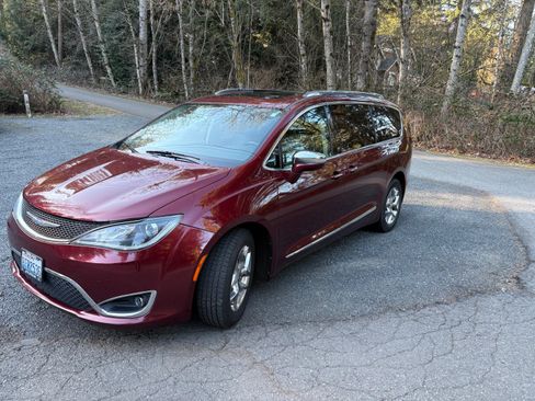 Used 2018 Chrysler Pacifica Limited image 4