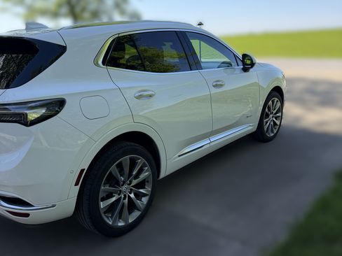 Used 2022 Buick Envision Avenir w/ Technology Package II FWD image 2