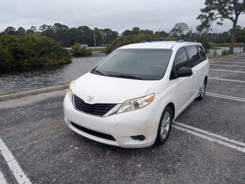 Used 2014 Toyota Sienna LE image 1