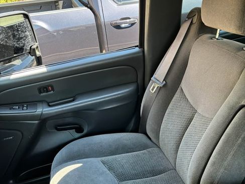 Used 2005 Chevrolet Silverado 2500 LS w/ Heavy-Duty Power Package image 4