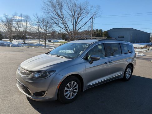 Used 2017 Chrysler Pacifica Touring-L image 1