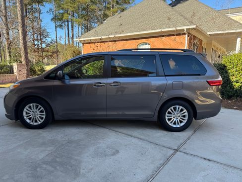 Used 2016 Toyota Sienna XLE image 2