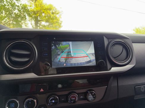 Used 2017 Toyota Tacoma TRD Sport w/ Tow Package (A/T) AWD/4WD image 11